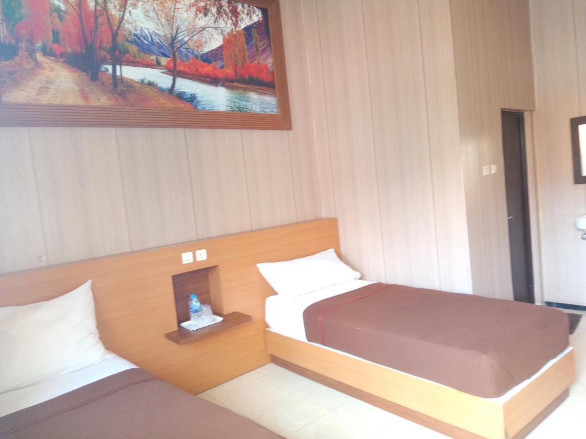 Hotel Kencana Rembang Номер фото